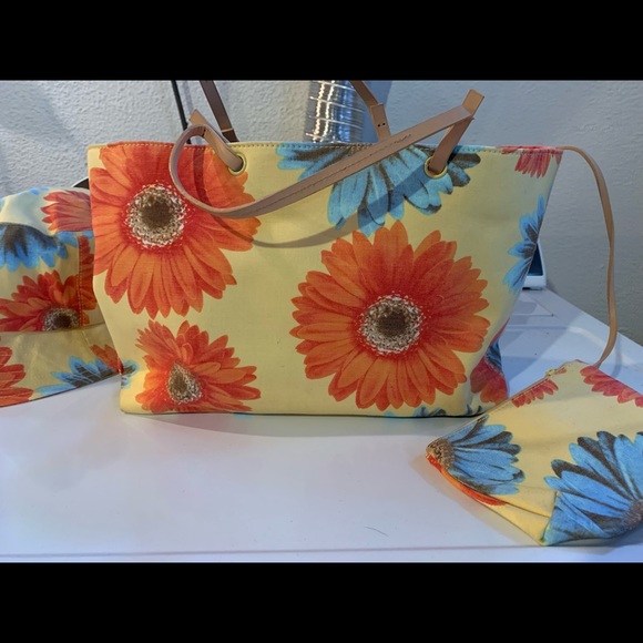 Lord & Taylor floral beach bag with leather trim and bucket hat set - Picture 4 of 6